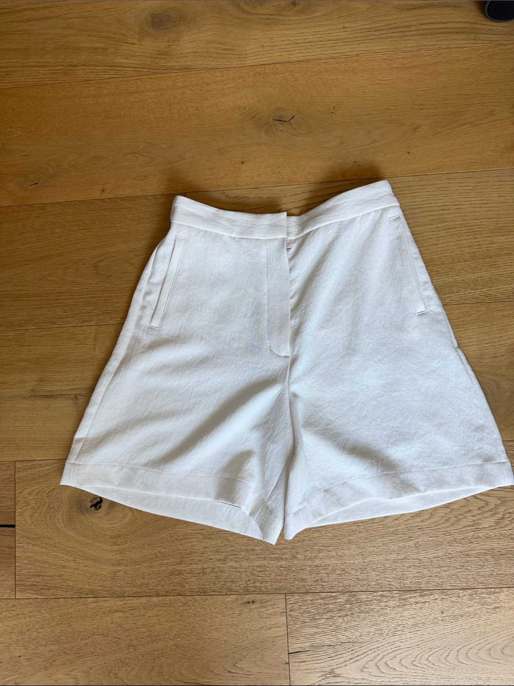 Wilfred White Women’s Bermuda Shorts